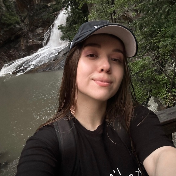 Meet your Posher, Masha 👋🛍️💙💛 - Picture 1 of 5